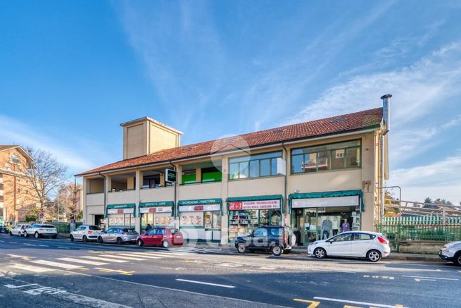 Capannone in commerciale in Viale Colli 23