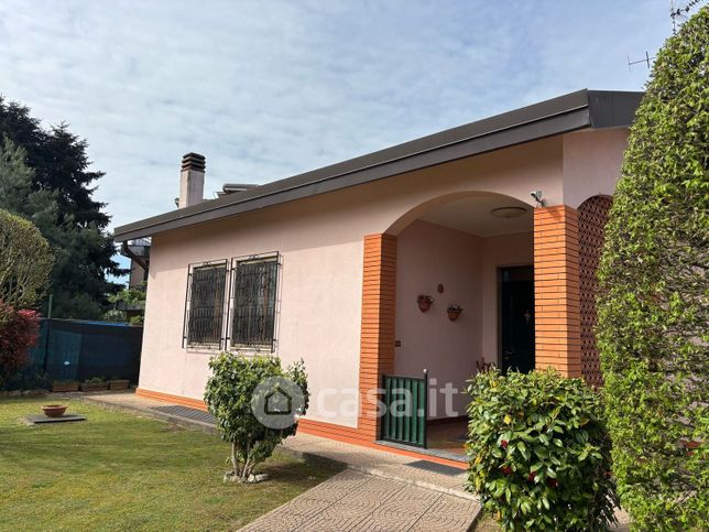 Villa in residenziale in Via Monte Santo 4