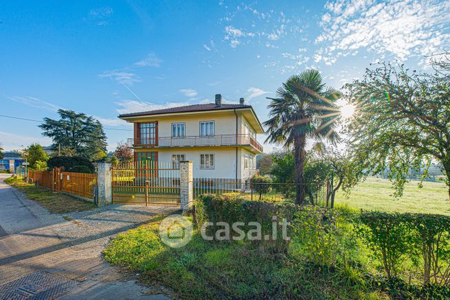 Casa bi/trifamiliare in residenziale in Via Val della Torre