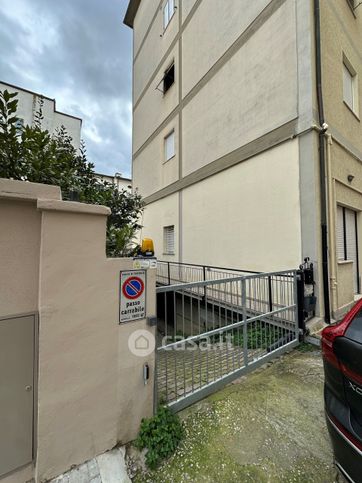 Box/posto auto in residenziale in Via Serri 3