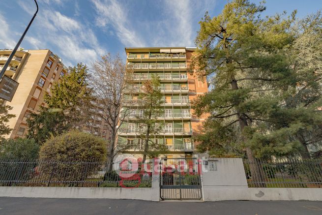 Appartamento in residenziale in Viale Legioni Romane 28