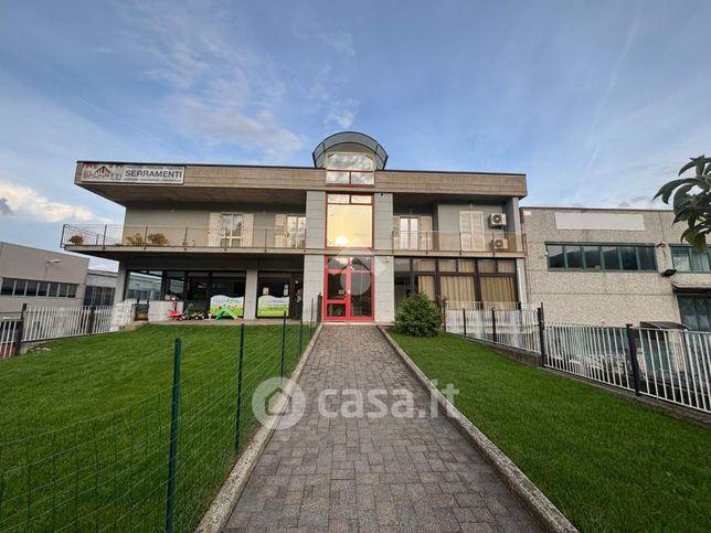 Capannone in commerciale in Via Lanzo 46