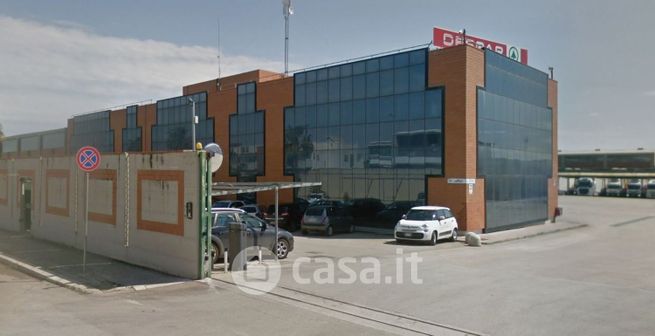 Ufficio in commerciale in Via Strasburgo