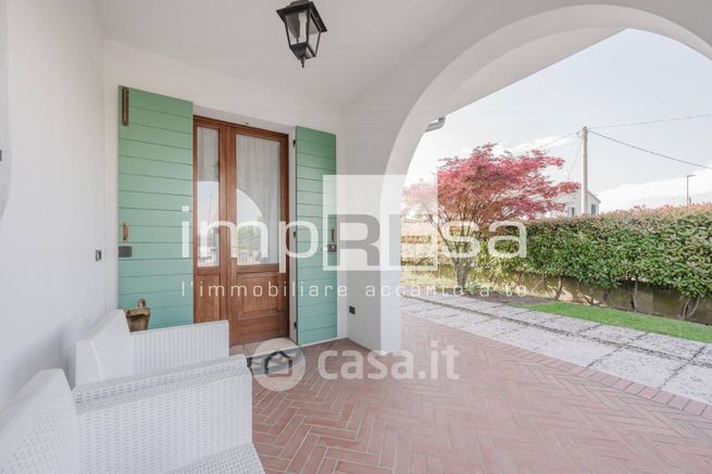 Casa bi/trifamiliare in residenziale in 