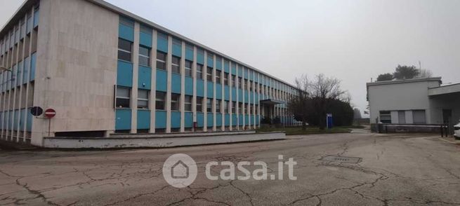 Ufficio in commerciale in 