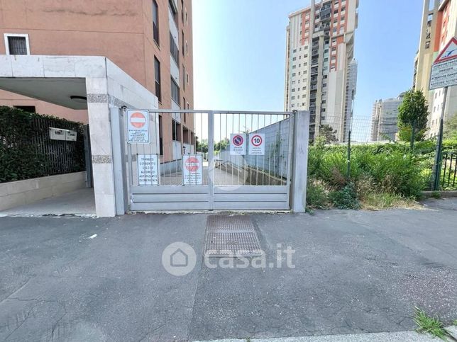 Box/posto auto in residenziale in Via Francesco Gonin 65