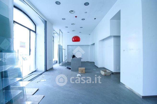 Ufficio in commerciale in Via Azzone Visconti 22