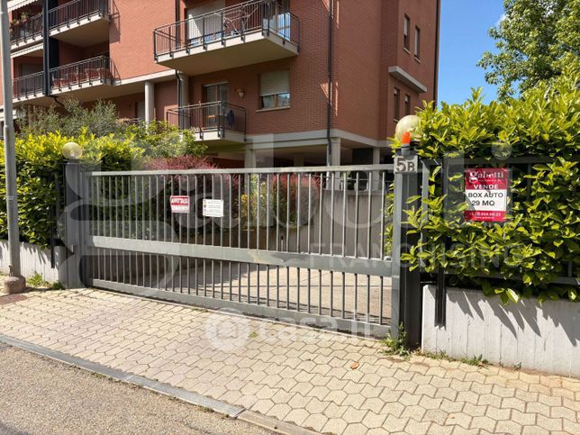 Box/posto auto in residenziale in Via Adda 5