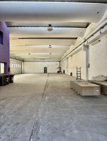 Capannone in commerciale in 