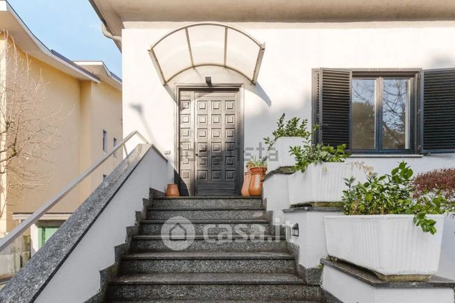 Villa in residenziale in Viale L. Cadorna 23