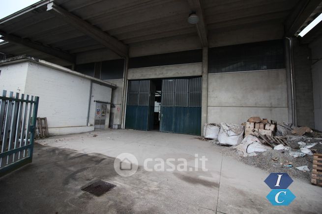 Capannone in commerciale in Via Camillo Benso Conte di Cavour