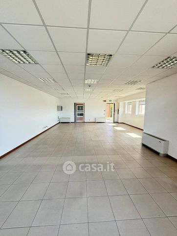 Ufficio in commerciale in Via Emilia Parmense