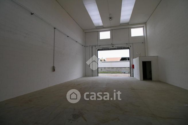 Capannone in commerciale in Via Ciucani 27