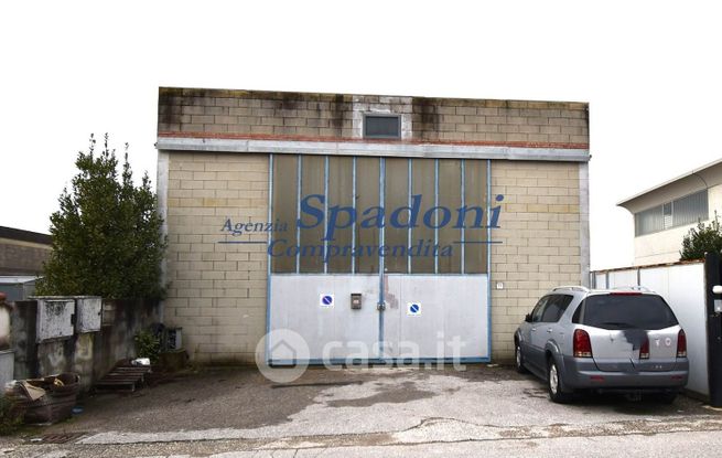 Capannone in commerciale in 