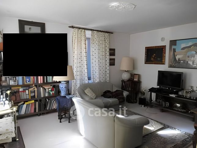 Casa indipendente in residenziale in Frazione Languzzano 9