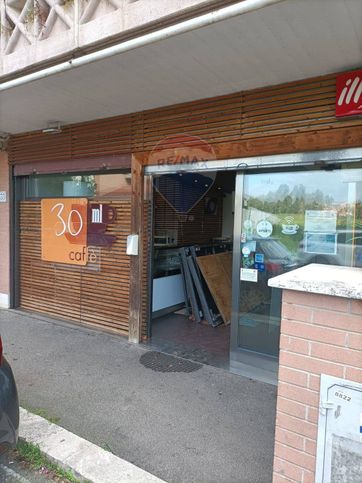 Attivitã /licenza (con o senza mura) in commerciale in Via Alberto Moravia 133