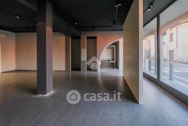 Ufficio in commerciale in Via A. Torri 1