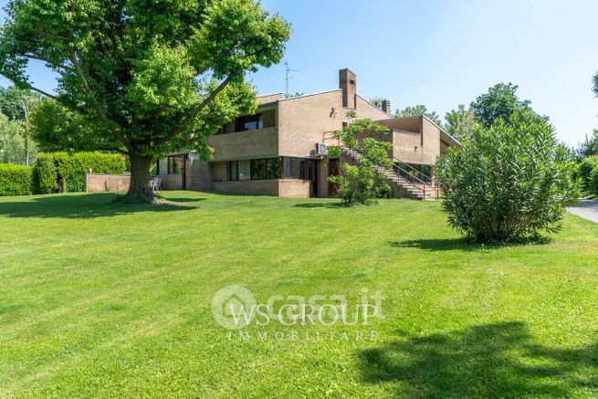 Villa in residenziale in Via Lombardia 132
