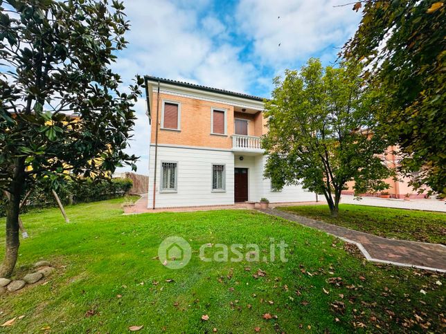 Casa indipendente in residenziale in SP22