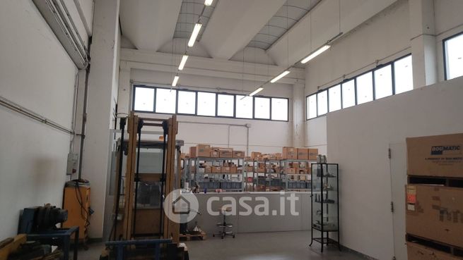 Capannone in commerciale in 
