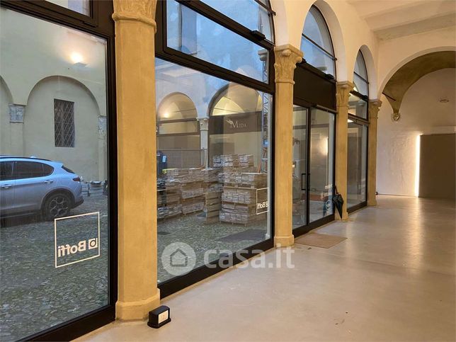 Ufficio in commerciale in 