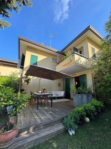 Villa in residenziale in Via dei Pini 10 -22