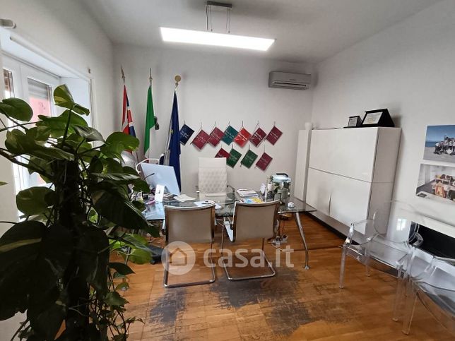 Ufficio in commerciale in 