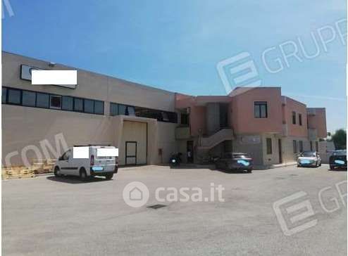 Capannone in commerciale in Via Baione