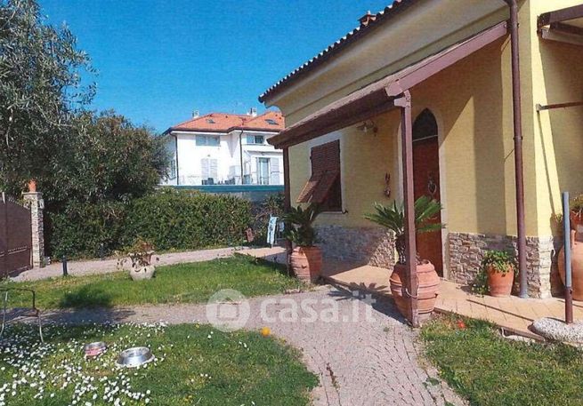 Villa in residenziale in Regione Rollo 117
