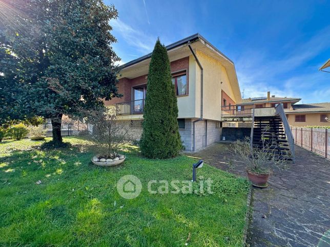 Villa in residenziale in Via delle Robinie