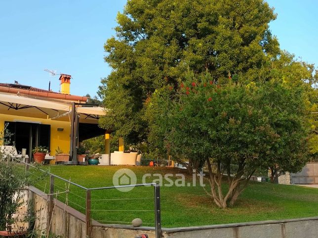 Casa bi/trifamiliare in residenziale in Via dei Pini 40