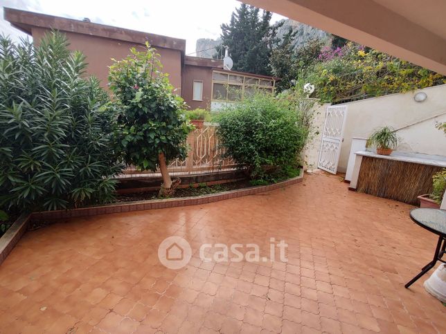 Casa bi/trifamiliare in residenziale in 