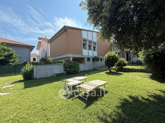 Casa bi/trifamiliare in residenziale in Via Cristoforo Colombo 48