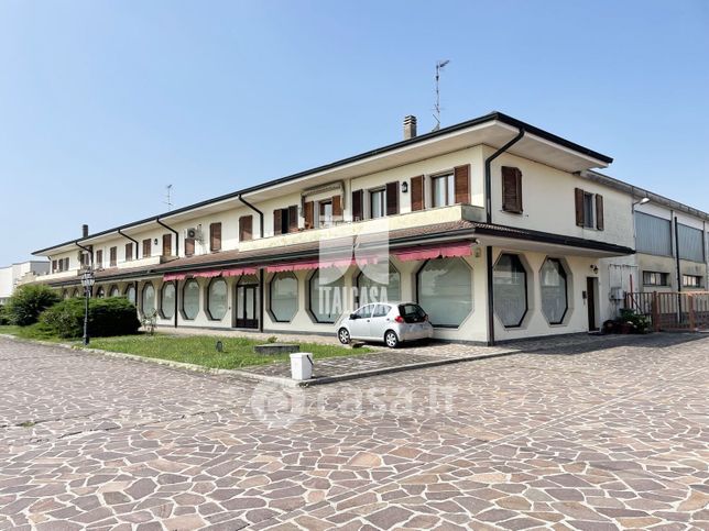 Capannone in commerciale in Via dell' Artigianato