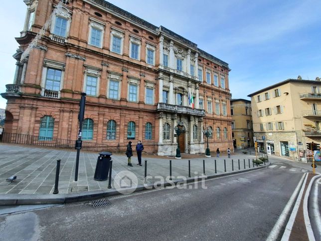 Attività/licenza (con o senza mura) in commerciale in Piazza Braccio Fortebraccio