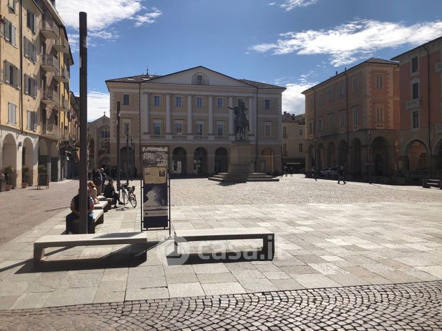 Attivitã /licenza (con o senza mura) in commerciale in Via Giovanni Lanza 62