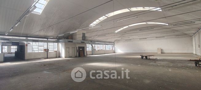 Capannone in commerciale in Via Stefano Vai
