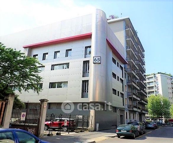 Box/posto auto in residenziale in Via Alberto Mario 65