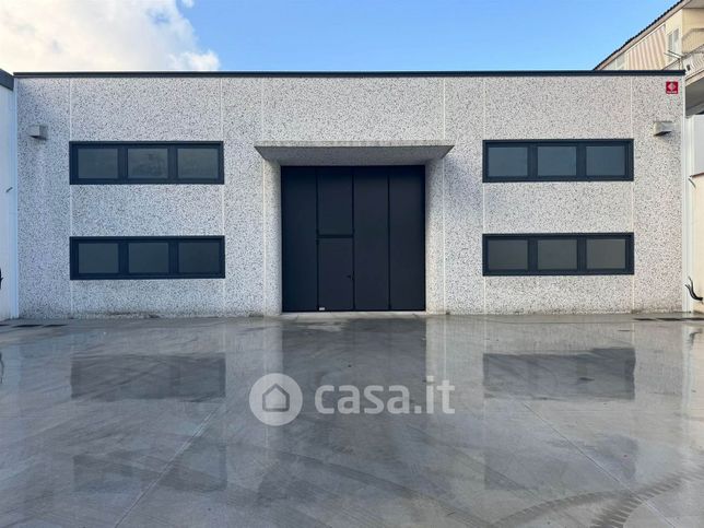 Capannone in commerciale in 