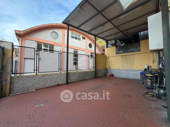Capannone in commerciale in Via Borzoli 79