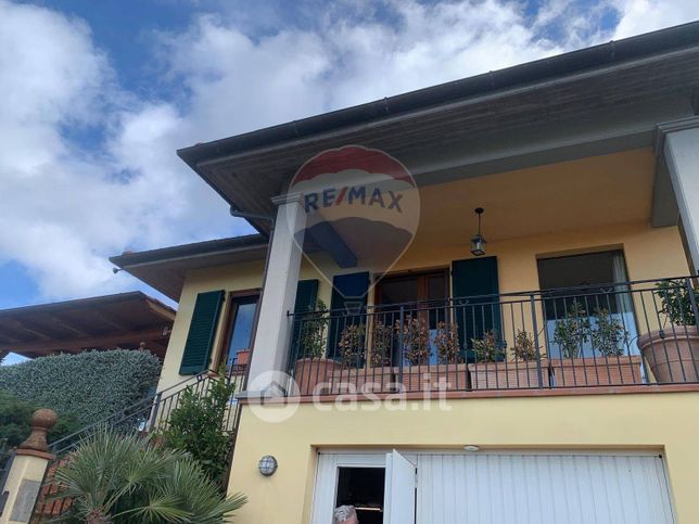 Casa bi/trifamiliare in residenziale in Via della Vendemmia 38