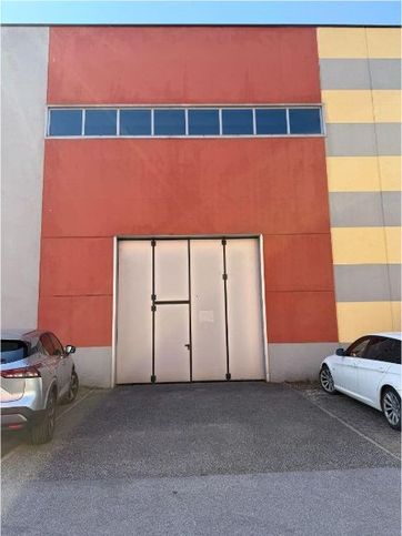 Capannone in commerciale in Via XXV Aprile 87