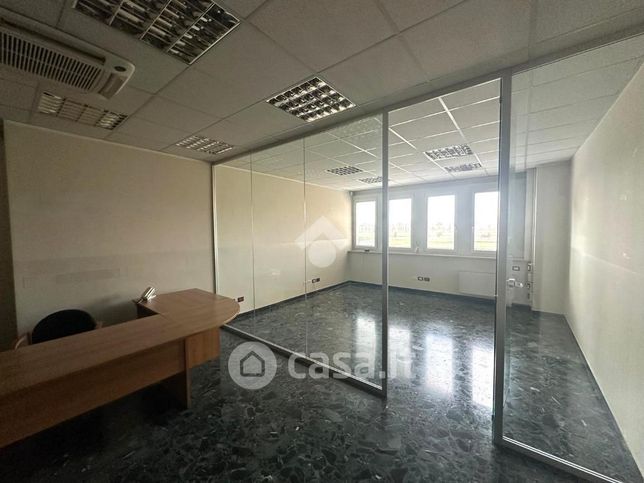 Ufficio in commerciale in 