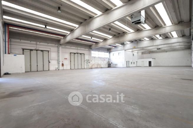 Capannone in commerciale in Via Rana 47
