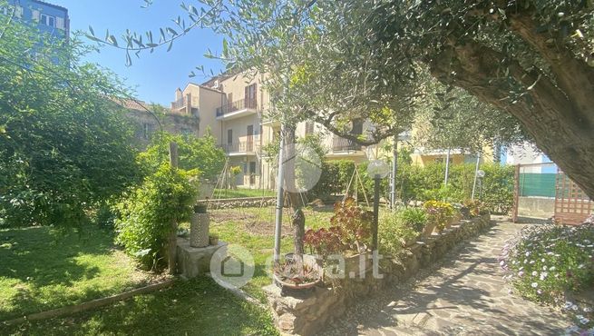 Casa bi/trifamiliare in residenziale in Via Fratelli Cairoli 106