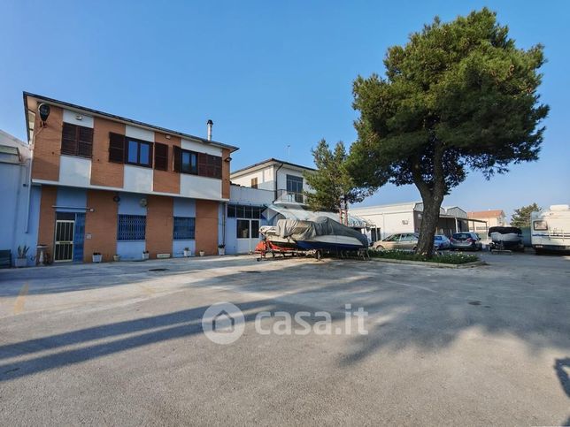 Capannone in commerciale in Strada Regina 40