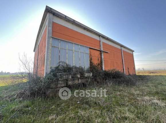 Capannone in commerciale in Via Banzi Cento
