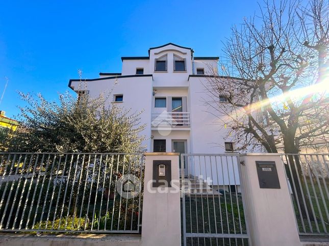 Villa in residenziale in Via Antonio Buzzola 5