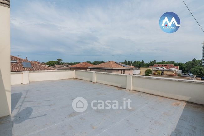Casa bi/trifamiliare in residenziale in Via Numana