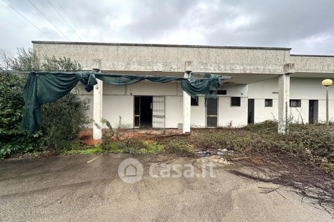 Attivitã /licenza (con o senza mura) in commerciale in Viale Marcello Chiatante 73100